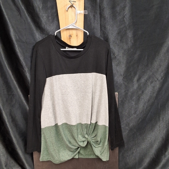 Yidarton Black Top with Multicolor Accents size womens L (Oversized) - Picture 1 of 14